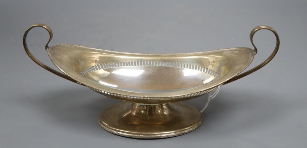 A George V pierced silver oval two handled pedestal dish, Birmingham, 1912, 23.5cm, 5oz.